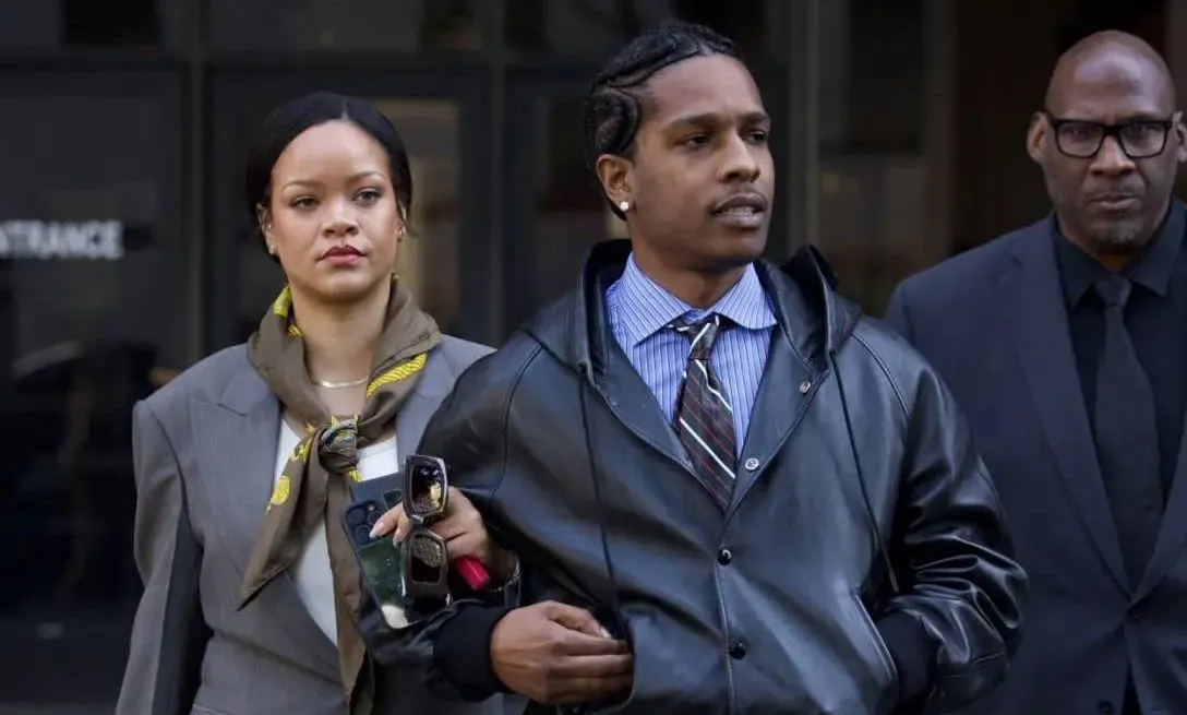 Dampingi ASAP Rocky, Rihanna Bawa Anak ke Pengadilan