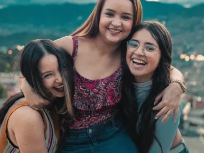 ILUSTRASI : Merayakan Valentine barenga teman. Foto: Friendship/Pexels/com