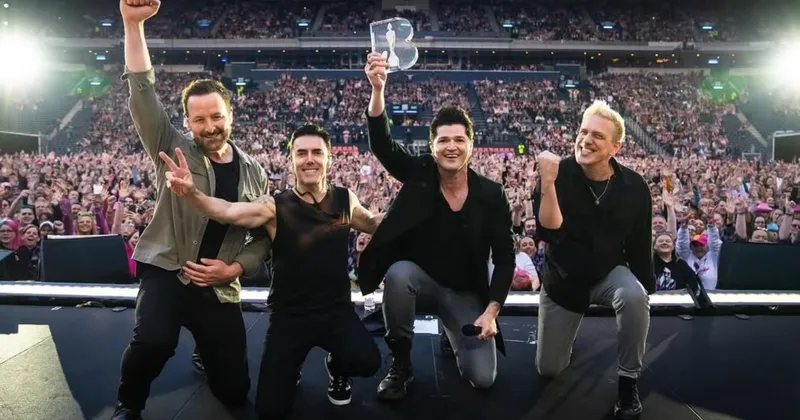 Kejutkan Penggemar, The Script Konser Dadakan di Jalanan Surabaya