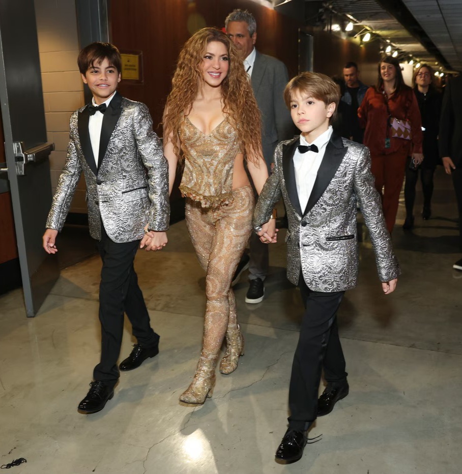 Shakira dan kedua putranya di Grammy Awards 2025 (Foto: CBS)