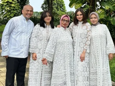 Syifa Hadju pergi umrah bersama keluarga (Foto; Instagram/andreariyantho)