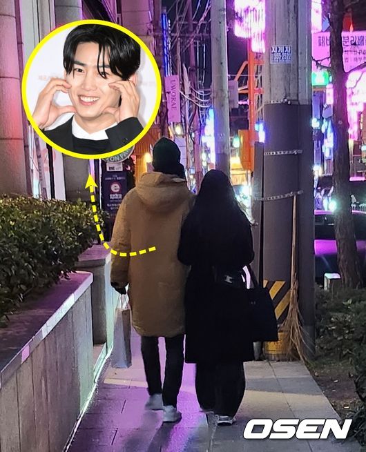 Taecyeon dan kekasihnya saat kencan tahun lalu di Apgujeong. Foto: Dok. OSEN