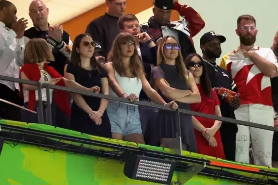 Taylor Swift Disoraki saat Nonton Pertandingan Super Bowl 2025