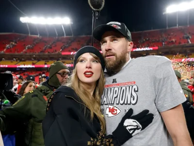 Taylor Swift hibur Travis Kelce setelah gagal raih juara (Foto: Getty Images)