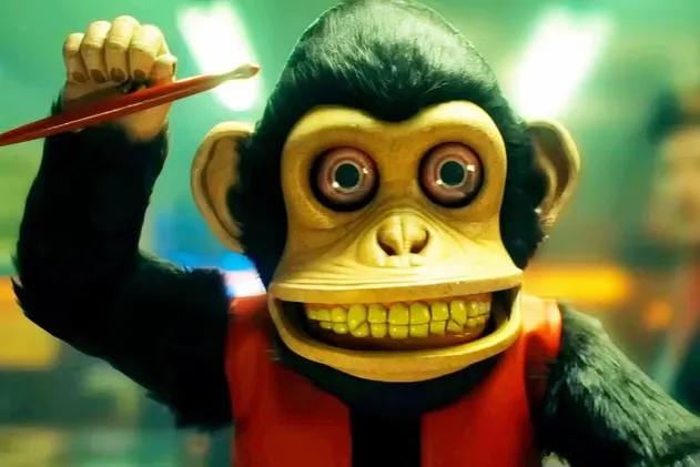 Theo James Hadapi Teror Mematikan Boneka Tua ‘The Monkey’