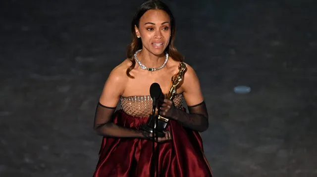 Tangis Zoe Saldana Raih Piala Oscar Pertama lewat ‘Emilia Perez’