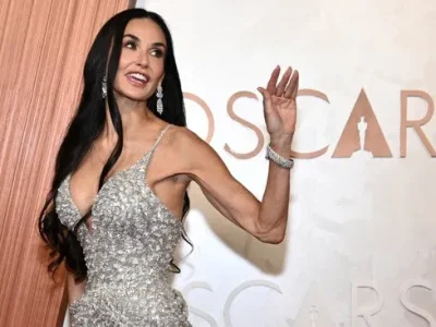 Aktris Demi Moore menghadiri Oscar 2025. Foto: Angela Weiss/AFP