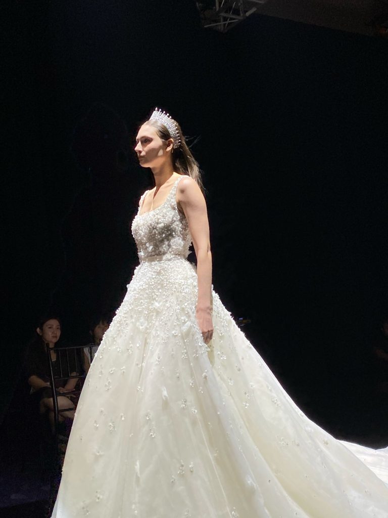 Salah satu gaun mewah dan berkelas yang dipamerkan dalam acara Westin Wedding Fair 2025. (Foto: Padnya/Nyata)
