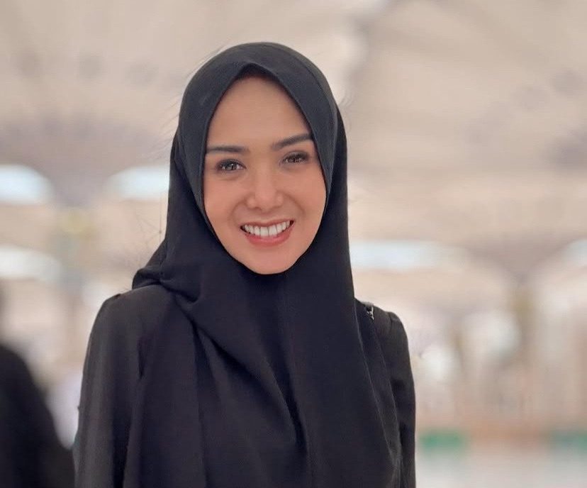 Yuni Shara menjalani ibadah umrah. Foto : Instagram/yunishara36