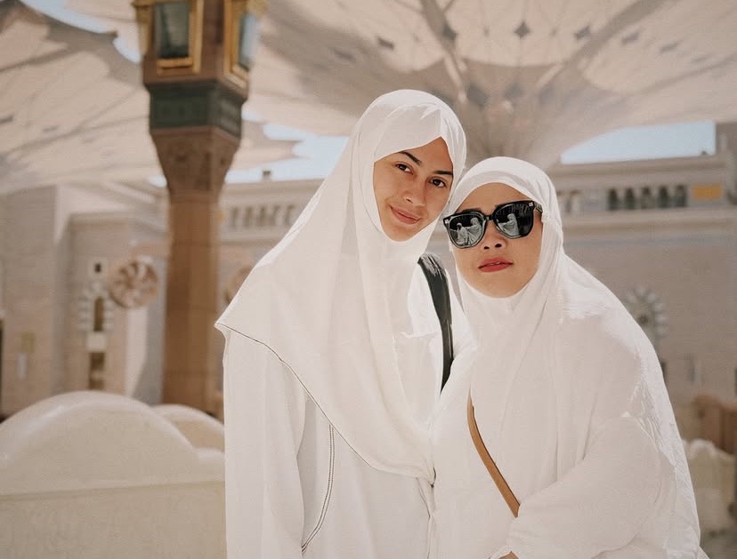 Sintya Marisca umrah bareng ibunda. Foto : Instagram/sintyamarisca