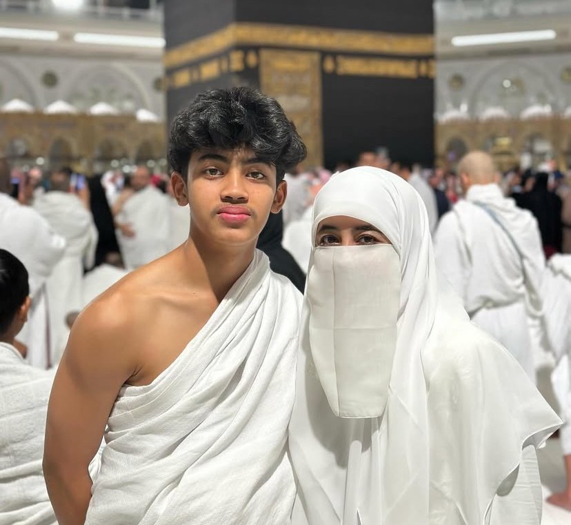 Umi Pipik menjalani ibadah umrah bersama anak. Foto : Instagram/ummi_pipik_