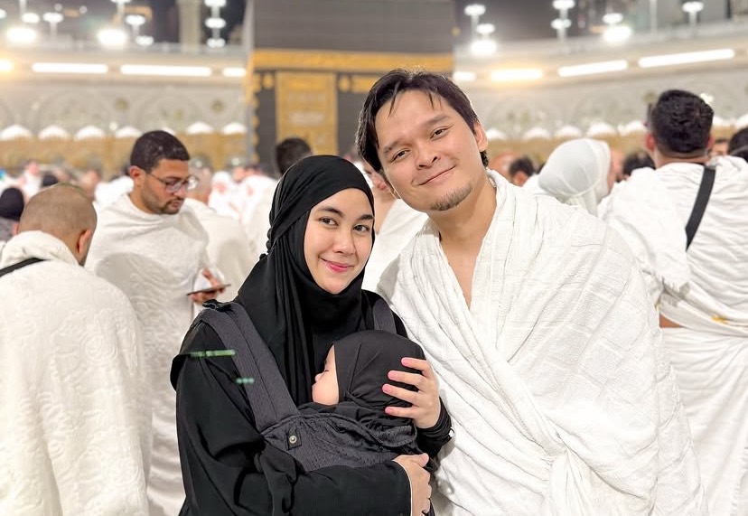 Anisa Rahma menjalani ibadah umrah dengan suami dan anak tercinta. Foto : Instagram/anisarahma_12