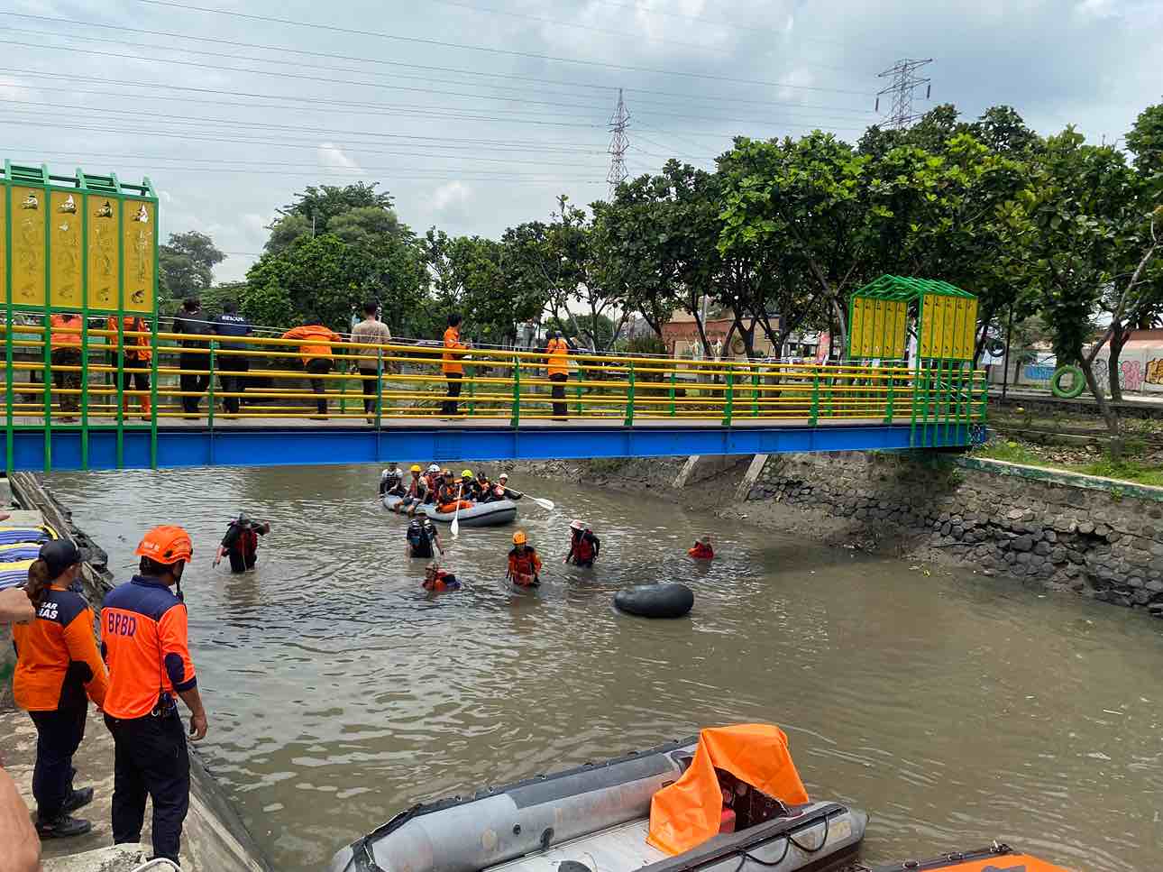 Tim gabungan saat melakukan proses pencarian. Foto : Azharul Hakim/Nyata