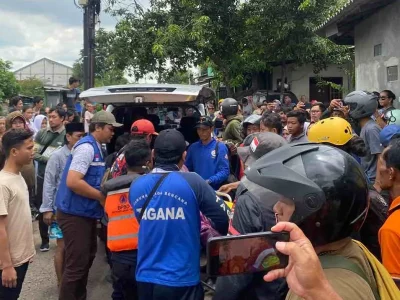Proses evakuasi penemuan bocah 12 tahun yang tenggelam di Kali Pucang Sidoarjo. (Foto: Azharul Hakim/Nyata)