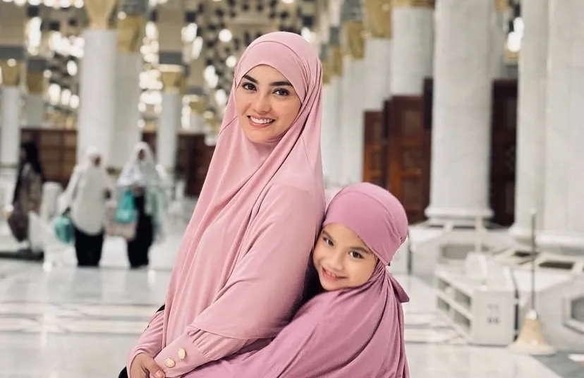 Umrah, Ririn Ekawati Bagi-bagi Takjil di Masjid Nabawi