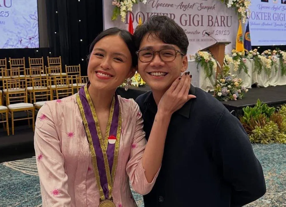 Momen Manis Chicco Kurniawan Dampingi Pacar di Sumpah Dokter Gigi