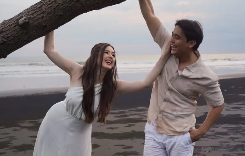 Romantis, Billy Syahputra Lamar Vika Kolesnaya di Pantai
