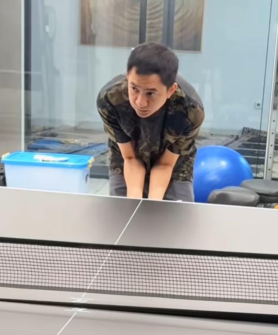 Suami Ayu Dewi menyiapkan meja pingpong. Foto : instagram/mrsayudewi