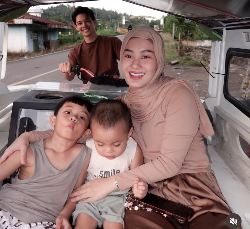 Dinda Hauw dan Rey Mbayang mengajak anak mereka jalan-jalan menaiki bentor di kampung halaman. Foto : Instagram/rey_mbayang