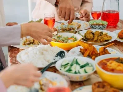 Tips sehat mengonsumsi hidangan lebaran. Foto : Istokphoto/Edwin Tan