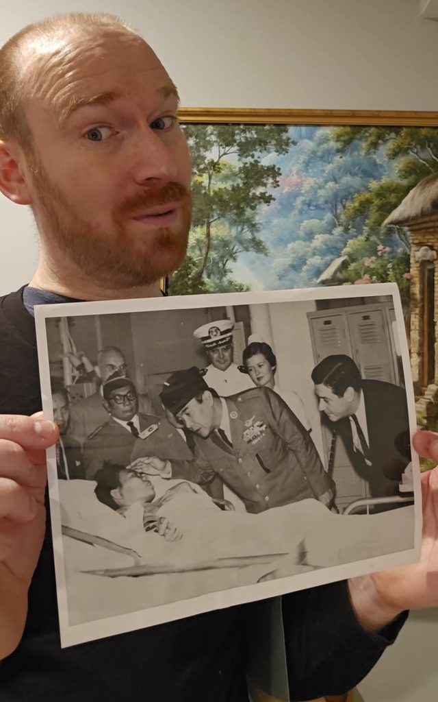 Jacob Cass menunjukkan salah satu arsip sejarah Indonesia. (Foto: Instagram/koleksi_sejarah_indo)