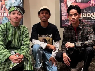 Kiesha Alvaro (kiri) perankan Raim Laode di film 'Komang'. (Foto: Agnes/Nyata)