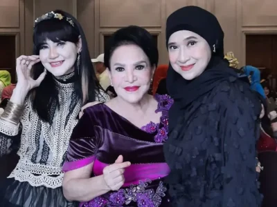 Mpok Atiek (tengah) dilarikan ke rumah sakit. (Foto: Instagram/mpok.atiek)