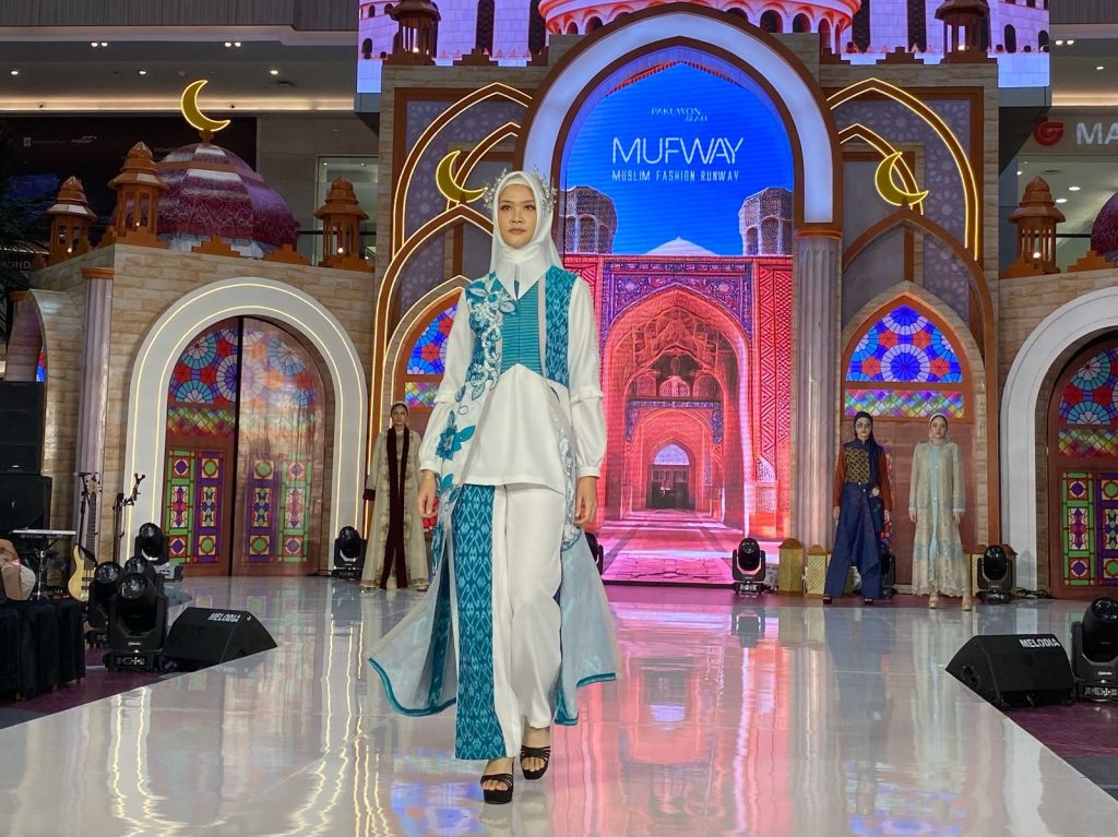 Busana dengan sentuhan kain tenun khas Kediri. (Foto: Padnya/Nyata)
