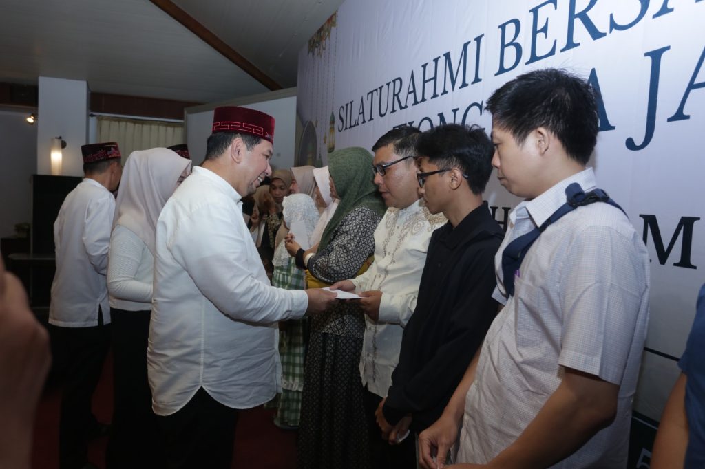 Pembagian zakat mal kepada para mualaf. (Foto: Ikhsan/Nyata)