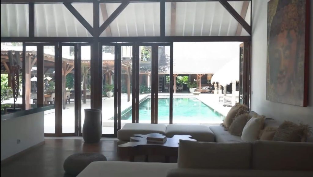 Tampak salah satu sudut rumah Indah Kalalo (Foto: YouTube/Melaney Ricardo)