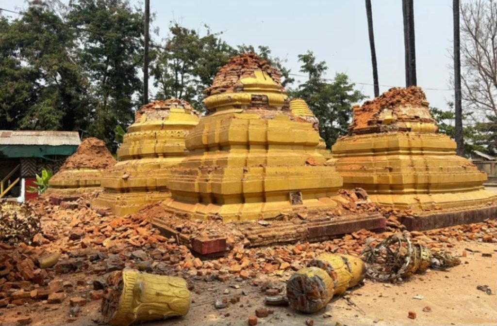 Pagoda di Myanmar yang runtuh akibat gempa (Foto: AP News/Aung Shine Oo)