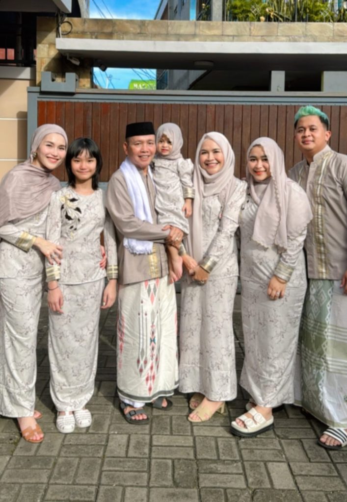 Ayu Ting Ting bersama keluarga besar (Foto: Instagram/ayutingting)