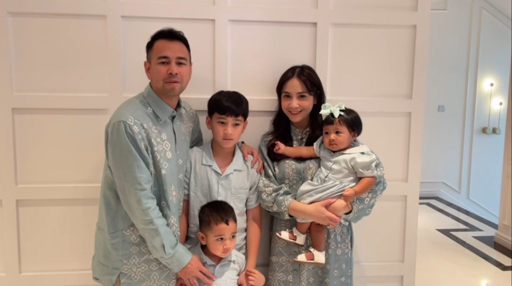 Lebaran pertama Raffi Ahmad-Nagita Slavina bersama anak angkat mereka (Instagram/raffinagita1717)