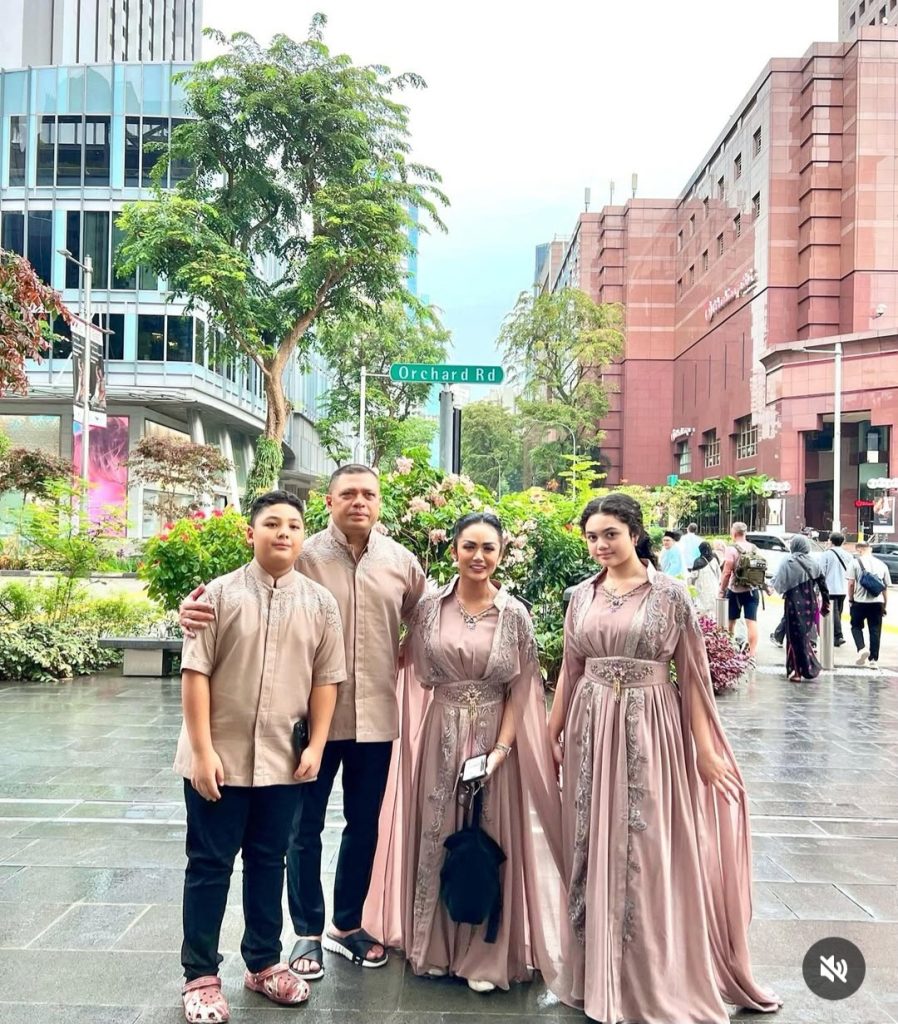 Keluarga Krisdayanti rayakan Lebaran 2025 di Singapura (Foto: Instagram/krisdayantilemos)
