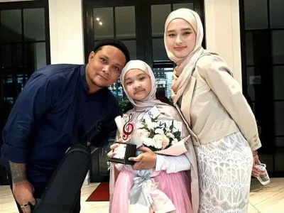 Inara Rusli dan Virgoun bersama anak. Foto : Instagram/mommy_starla