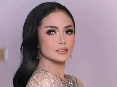 Krisdayanti resmi terdaftar sebagai mahasiswa baru di Universitas Terbuka (UT). Foto : Instagram/krisdayantilemos