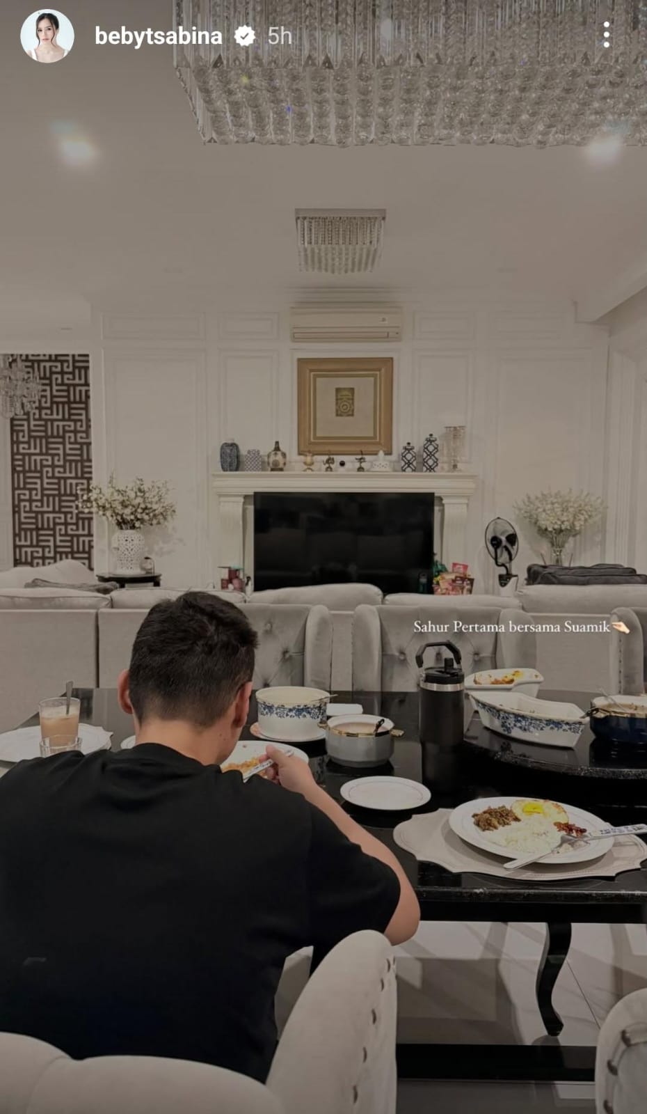 Beby Tsabina sahur pertama bareng suami. Foto: Dok. Instagram @bebytsabina