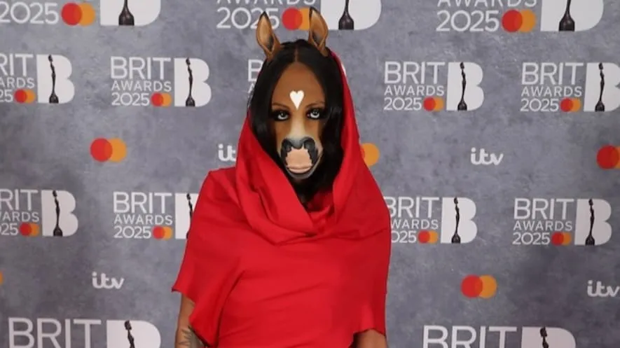 Penonton Terkejut! Wanita Berwajah Kuda Muncul di BRIT Awards 2025
