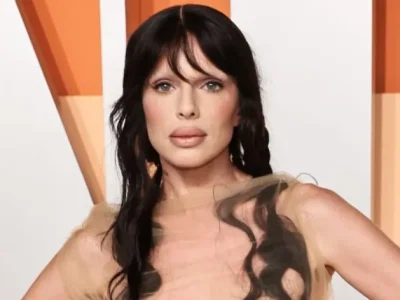Julia Fox tampil bugil di Oscar Party 2025. Foto: Dok. Jamie McCarthy/WireImage