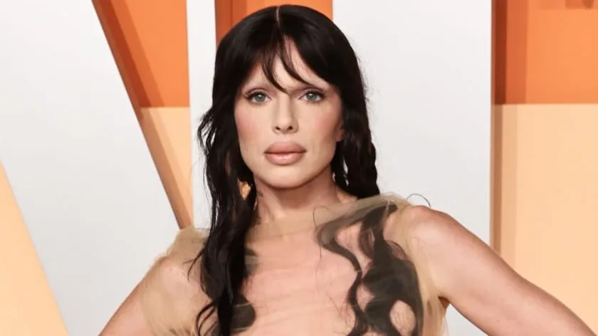 Mantan Kanye West, Julia Fox Tampil Bugil di Oscar Party 2025