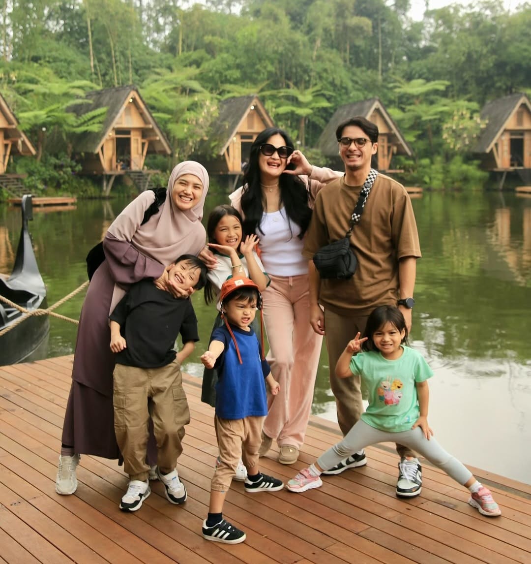 Donna bersama Ricky, Herfiza, dan empat cucunya. Foto: Dok. Instagram @donnaharunofficial
