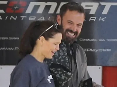 Ben Affleck dan Jennifer Garner main paintball bersama. Foto: Dok. Juliano/x17online via Page Six