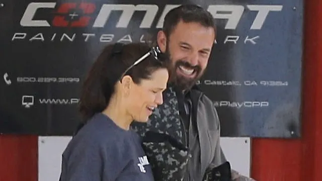 Ben Affleck Terciduk Pelukan dengan Jennifer Garner, Balikan?