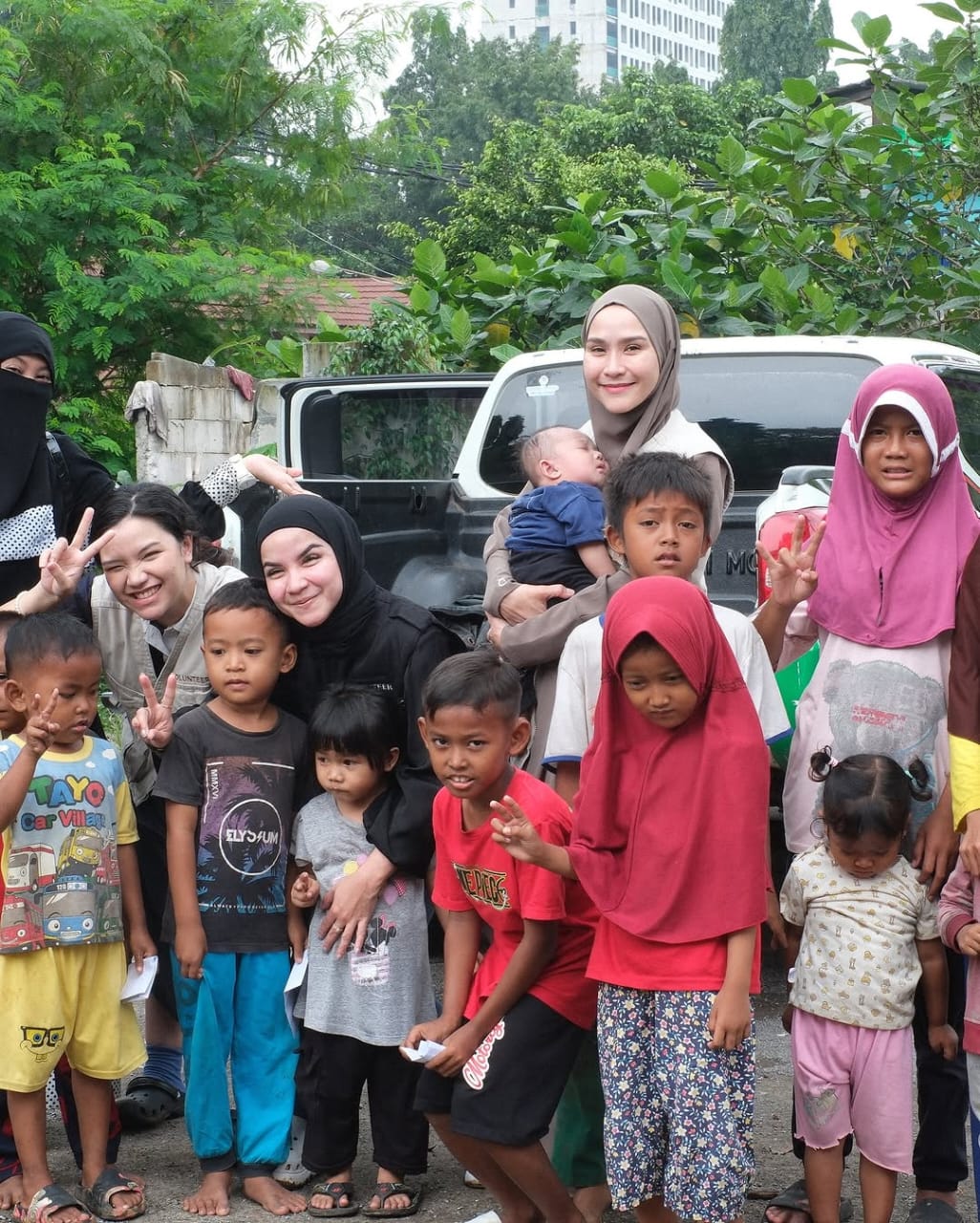 Bersama korban banjir (Foto: Instagram/zaskiadyamecca)