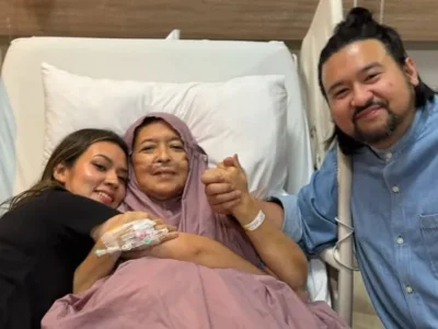 Raisa dan kakaknya, Rinaldi bersama ibunda. Foto: Dok. Instagram @rinaldinurpratama
