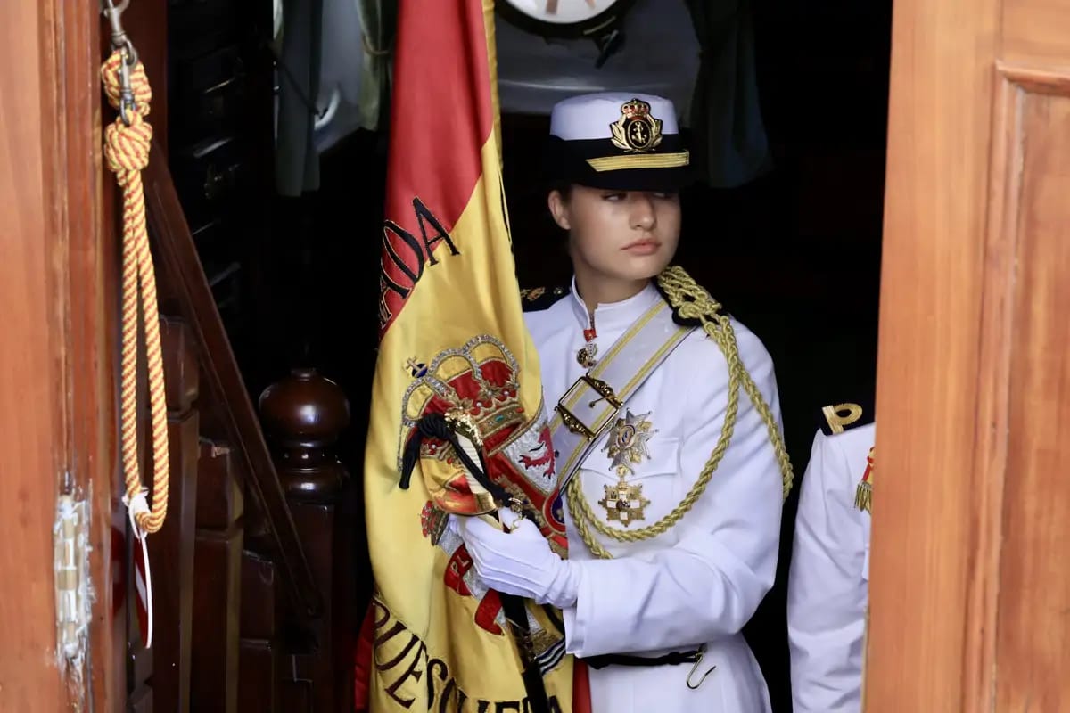 Putri Leonor menjadi pembawa bendera. Foto: Dok. GTRES/Lecturas