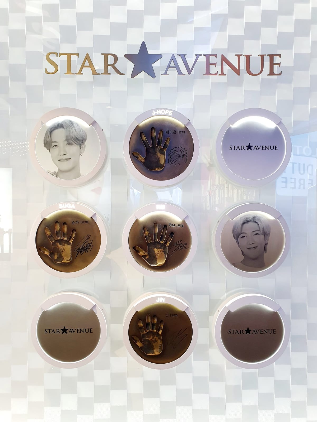 Star Avenue yang terdapat cap tangan. Foto: Dok. X @italianarmyfam_