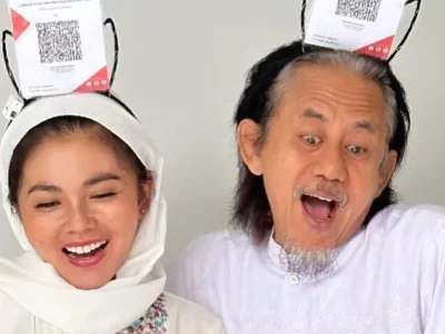 Epy Kusnandar dan istrinya berjualan takjil. Foto: Dok. Instagram @karinaranau9
