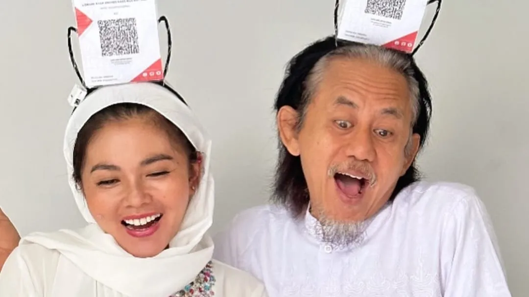 Unik, Epy Kusnandar Jualan Takjil Bareng Istri Pakai Bando QRIS