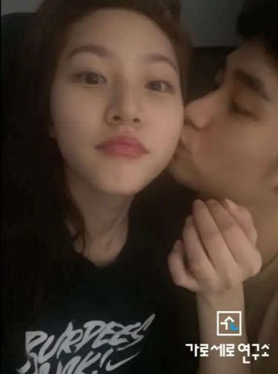 Kim Soo Hyun mencium Kim Sae Ron. Foto: Dok. YouTube Garosero Research Institute